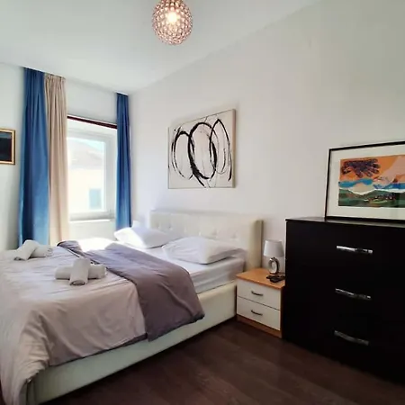 Petrus Superior - Spacious Three-room - Prestigious Location Near Diocletian's Palace And Bacvice - The Restaurants Within Walking Distance - Free Parking Provided *