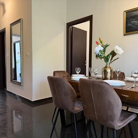 Petrus Superior - Spacious Three-room - Prestigious Location Near Diocletian's Palace And Bacvice - The Restaurants Within Walking Distance - Free Parking Provided Appartement