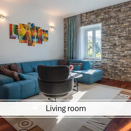 Petrus Superior - Spacious Three-room - Prestigious Location Near Diocletian's Palace And Bacvice - The Restaurants Within Walking Distance - Free Parking Provided Appartement