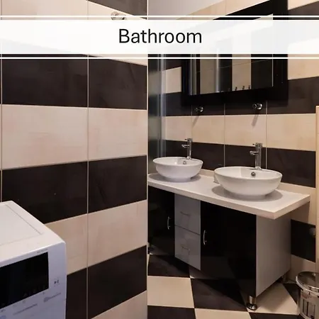 Appartement Petrus Superior - Spacious Three-room - Prestigious Location Near Diocletian's Palace And Bacvice - The Restaurants Within Walking Distance - Free Parking Provided *