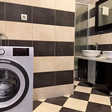 Petrus Superior - Spacious Three-room - Prestigious Location Near Diocletian's Palace And Bacvice - The Restaurants Within Walking Distance - Free Parking Provided * Split