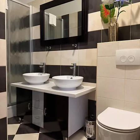 Petrus Superior - Spacious Three-room - Prestigious Location Near Diocletian's Palace And Bacvice - The Restaurants Within Walking Distance - Free Parking Provided Lägenhet Split