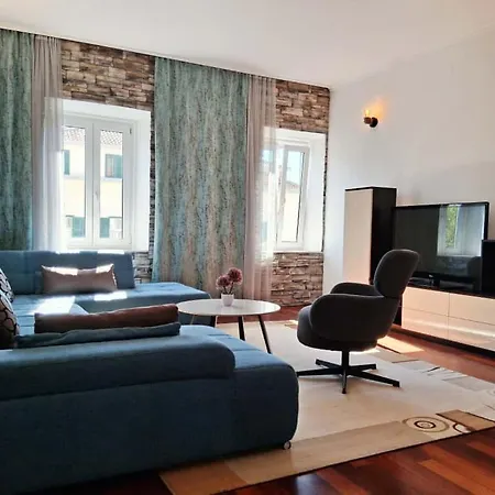 公寓 Petrus Superior - Spacious Three-room - Prestigious Location Near Diocletian's Palace And Bacvice - The Restaurants Within Walking Distance - Free Parking Provided *