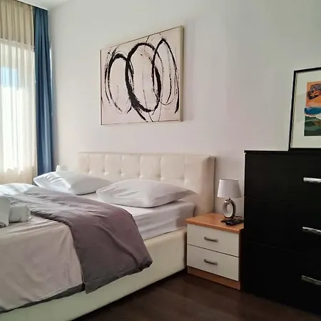 Petrus Superior - Spacious Three-room - Prestigious Location Near Diocletian's Palace And Bacvice - The Restaurants Within Walking Distance - Free Parking Provided *