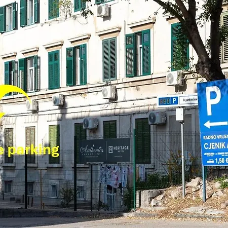 Petrus Superior - Spacious Three-room - Prestigious Location Near Diocletian's Palace And Bacvice - The Restaurants Within Walking Distance - Free Parking Provided *