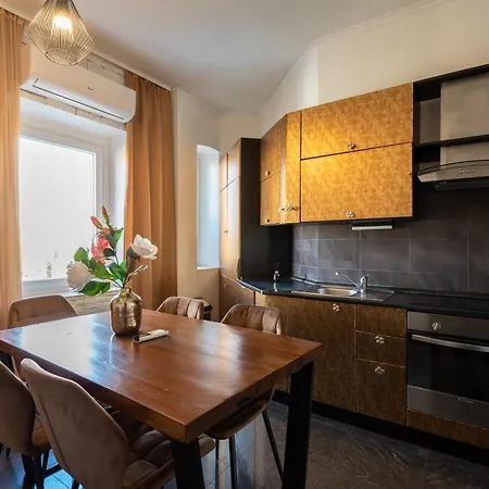 Petrus Superior - Spacious Three-room - Prestigious Location Near Diocletian's Palace And Bacvice - The Restaurants Within Walking Distance - Free Parking Provided Apartment