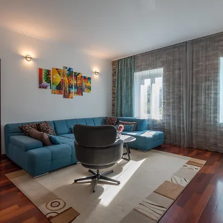 Apartment Petrus Superior - Spacious Three-room - Prestigious Location Near Diocletian's Palace And Bacvice - The Restaurants Within Walking Distance - Free Parking Provided