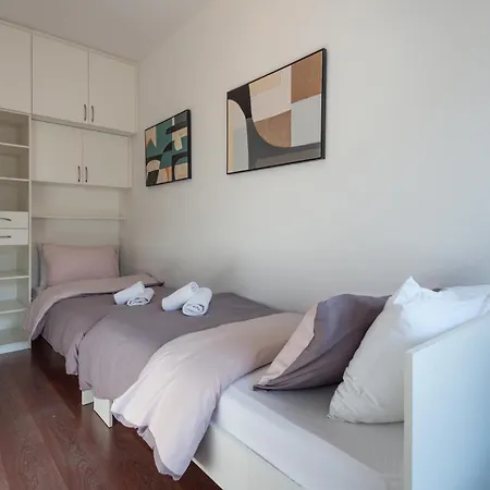 Apartment Petrus Superior - Spacious Three-room - Prestigious Location Near Diocletian's Palace And Bacvice - The Restaurants Within Walking Distance - Free Parking Provided