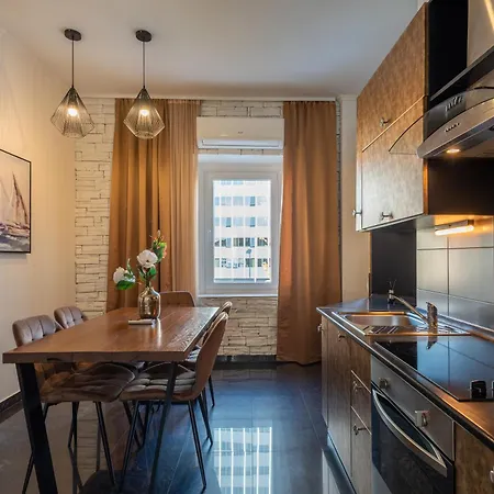 Petrus Superior - Spacious Three-room - Prestigious Location Near Diocletian's Palace And Bacvice - The Restaurants Within Walking Distance - Free Parking Provided Apartament *
