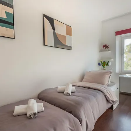 Petrus Superior - Spacious Three-room - Prestigious Location Near Diocletian's Palace And Bacvice - The Restaurants Within Walking Distance - Free Parking Provided דירה