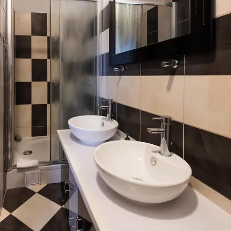 Apartament Petrus Superior - Spacious Three-room - Prestigious Location Near Diocletian's Palace And Bacvice - The Restaurants Within Walking Distance - Free Parking Provided *