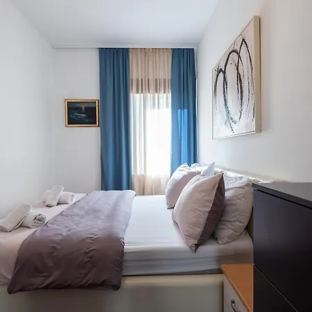 Petrus Superior - Spacious Three-room - Prestigious Location Near Diocletian's Palace And Bacvice - The Restaurants Within Walking Distance - Free Parking Provided דירה