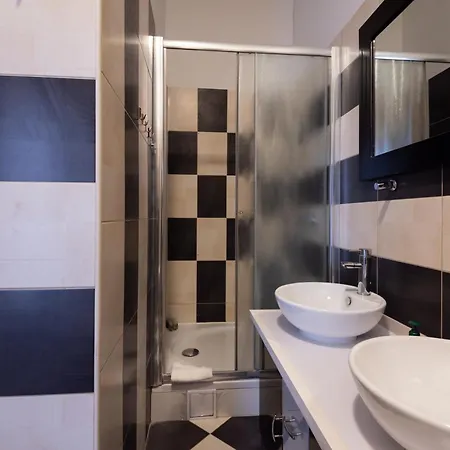 Petrus Superior - Spacious Three-room - Prestigious Location Near Diocletian's Palace And Bacvice - The Restaurants Within Walking Distance - Free Parking Provided Apartament