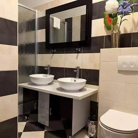 Petrus Superior - Spacious Three-room - Prestigious Location Near Diocletian's Palace And Bacvice - The Restaurants Within Walking Distance - Free Parking Provided Apartamento